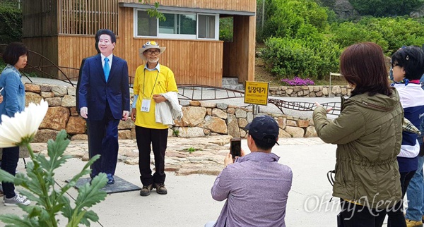 고 노무현 전 대통령 서거 10주기를 앞둔 19일 김해 봉하마을 묘역에 참배객들이 줄을 이었다.