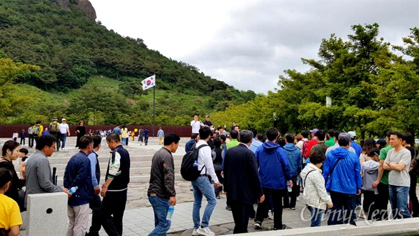고 노무현 전 대통령 서거 10주기를 앞둔 19일 김해 봉하마을 묘역에 참배객들이 줄을 이었다.