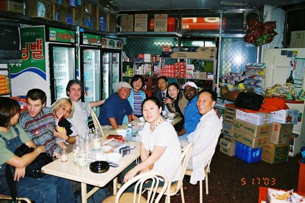 2003년 5월 서울에서 개최된 5.18 세미나후 서유진선생이 조지 카치아피카스교수, 나간채교수, 산지와 리아나지 아시아인권위 국장, 김영집, 박재만, 김수아와 외국인 참가자들이 무교동의 한 식당에서