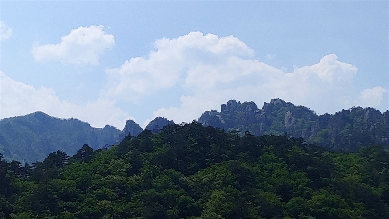 남설악 만물상 기암괴석의 봉우리가 보는 이의 시선을 압도한다. 
