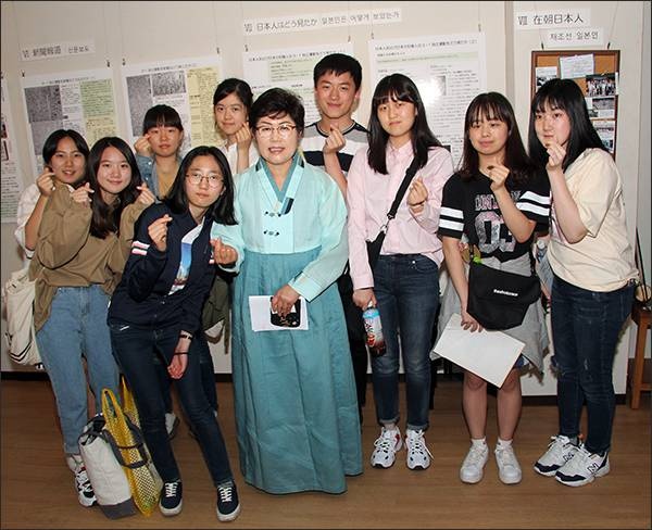 동경한국학교 역사탐방부 소속의 학생들과 필자