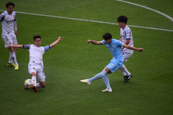  13분, 대구 FC 정치인의 왼발 슛이 인천 유나이티드 골문 왼쪽 기둥에 맞는 순간
