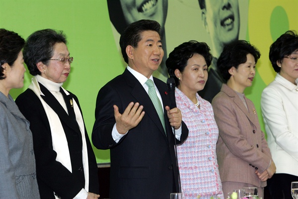 노무현 전 대통령이 2005년 1월 13일 오후 은평구 소재 한국여성개발원에서 열린 2005년도 여성계 신년인사회에 참석, 인사말을 하고 있다.