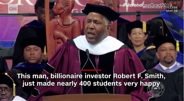 미국 한 대학의 졸업식 연사로 참석한 미국 억만장자 로버트 F. 스미스의 학자금 대출 상환 약속을 보도하는 CNN 뉴스 갈무리.