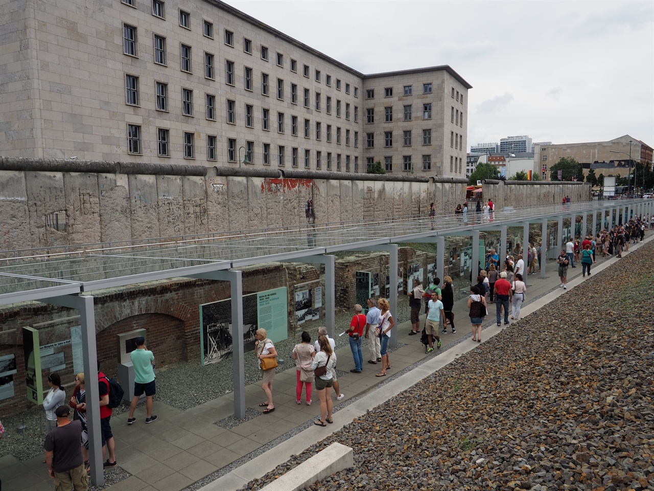 '공포의 지형도' 주 전시장 전경. 지표면으로 베를린 장벽 유적이 보인다.