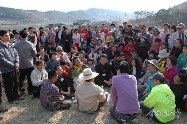 퇴임 직후인 2008년 4월 봉하마을을 방문한 울산 노사모 회원들과 둘러앉아 이야기를 나누는 노무현 대통령.