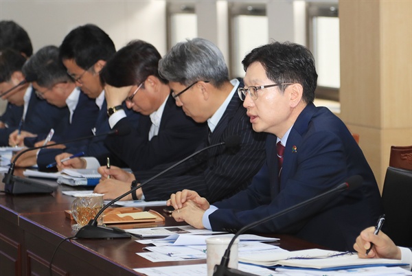 김경수 경남지사는 5월 20일 경남도청 도정회의실에서 ‘5월 정책조정회의’를 주재했다.