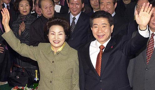 2002년 12월 19일 16대 대선 '당선자 확실' 보도 이후 지지자들의 환호 속에 민주당사에 들어서는 당시 노무현 대통령 당선자와 부인 권양숙 여사.