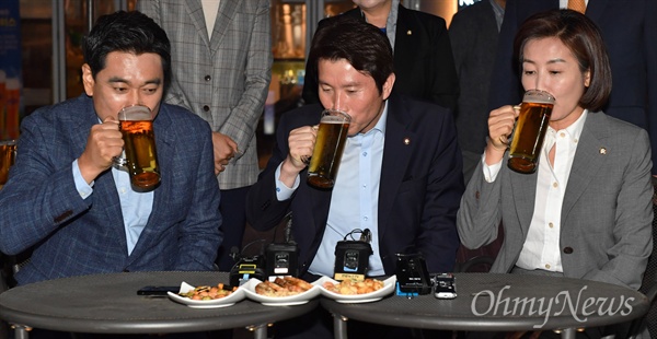 '호프타임' 가진 여야3당 원내대표 여야 3당 교섭단체 원내대표가 20일 저녁 서울 여의도 국회 인근 호프집에서 '맥주 회동'을 하고 있다. 왼쪽부터 오신환 바른미래당, 이인영 더불어민주당, 나경원 자유한국당 원내대표. 