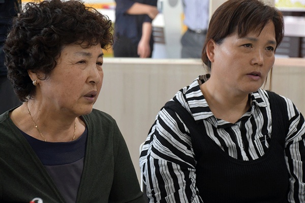 공주우체국장과 면담 자리에서 고 이은장씨 어머니 구향모씨와 고 김용균 어머니 김미숙씨가 발언을 하고 있다. 