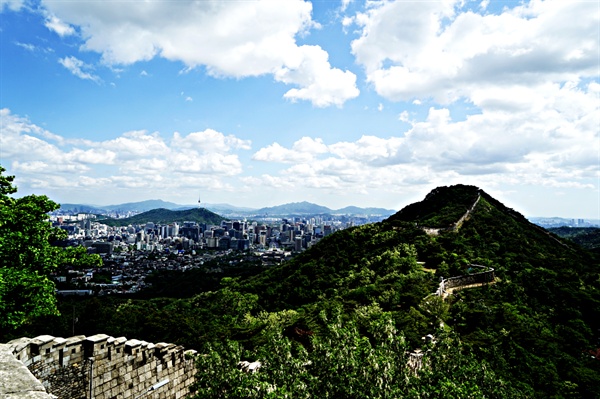 북악산과 서울시내 풍경