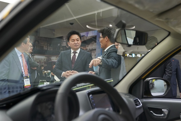 지난 8일 개막한 제주 국제전기자동차엑스포 행사 당시 원희룡 제주지사가 관계자로부터 전기자동차에 대한 설명을 듣고 있다.