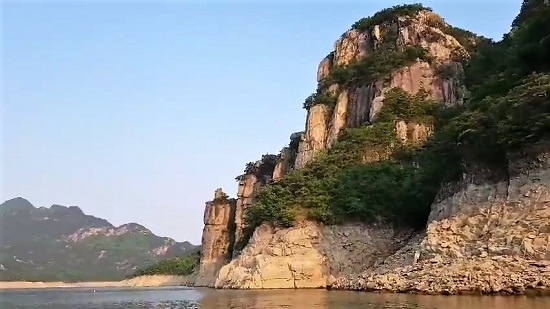  옥순봉 일대는 수평절리와 수직절리들이 발달하고 남한강의 침식작용으로 하식애가 생성돼 절경을 이루고 있다.