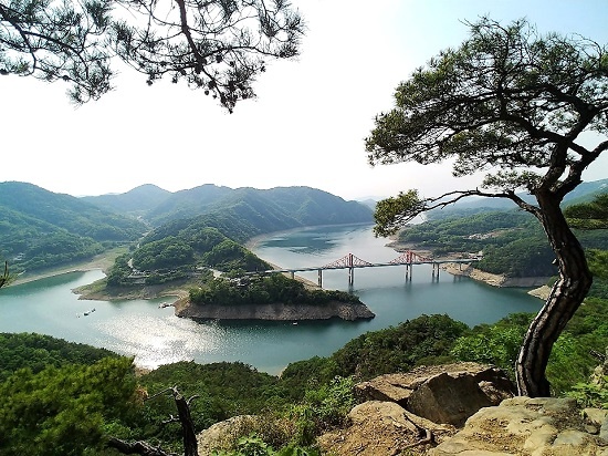  월악산국립공원에 속한 옥순봉은 해발 283m 낮은 산이지만 청풍호가 어우러져 빼어난 경관을 빚어냈다.