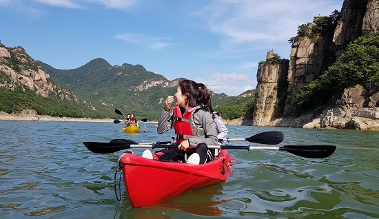  청풍호에서 카약·카누를 타면 옥순봉과 옥순대교 등 절경을 감상할 수 있다. 