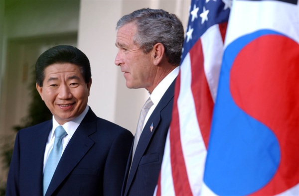 2003년 5월 14일 오후(현지시각) 백악관 로즈가든에서 열린 한미 정상 기자회견에서 노무현 대통령과 부시 미 대통령이 회견 도중 밝은 표정을 짓고 있는 모습. 