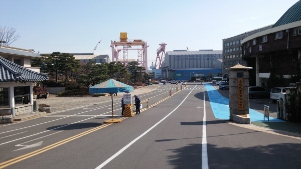  울산 동구에 있는 세계 최대 조선소 현대중공업 정문. 현대중공업의 본사 이전에 지역이 요동치고 있다