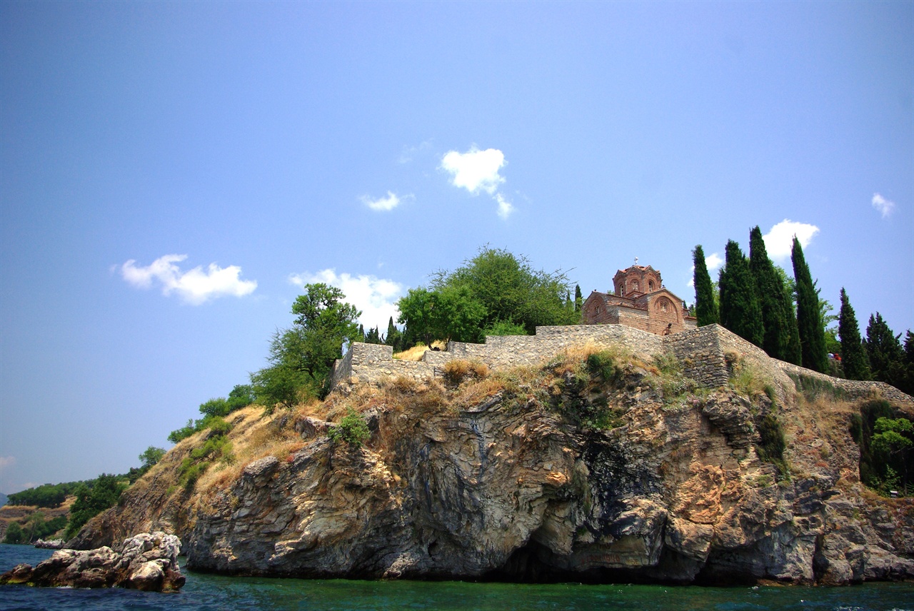 언덕 위에 자리한 마케도니아 오흐리드의 정교회성당. 발칸반도를 배경으로 하는 영화에도 가끔 등장한다.