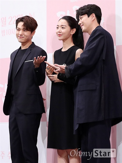 '단, 하나의 사랑' 김명수-신혜선-이동건, 천사와 인간의 사랑대결 배우 김명수, 신혜선, 이동건이 21일 오후 서울 논현동의 한 호텔에서 열린 KBS 2TV 새 수목드라마 <단, 하나의 사랑> 제작발표회에서 포즈를 취하고 있다. <단, 하나의 사랑>은 사랑을 믿지 않는 발레리나와 큐피드를 자처한 사고뭉치 천사의 판타스틱 천상 로맨스 드라마다. 22일 수요일 오후 10시 첫 방송.