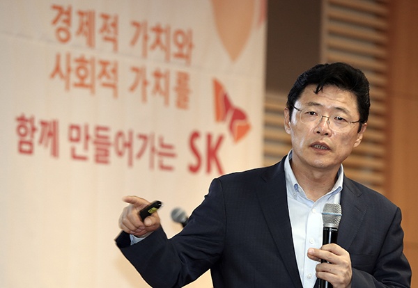 이형희 SK 수펙스추구협의회 SV위원장이 21일 서울 종로구 SK서린빌딩에서 열린 'SK 사회적 가치 측정 설명회'에서 사회적 가치 측정 취지와 방식, 측정 결과와 향후 계획 등에 대해 설명하고 있다. 
 