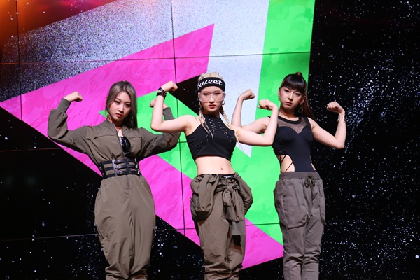써드아이 3인조 걸그룹 써드아이가 싱글 앨범 'DMT(Do Ma Thang)'을 발표하고 이를 기념해 21일 오후 서울 강남구의 한 공연장에서 데뷔 쇼케이스를 열었다. 멤버는 유지, 유림, 하은으로 구성됐다.
