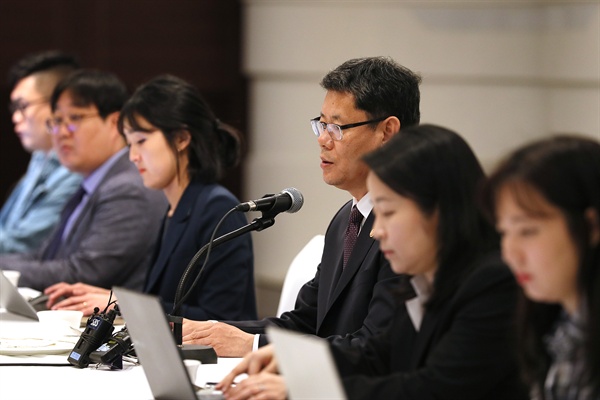  김연철 통일부 장관이 21일 오전 서울 종로구 AW컨벤션센터에서 열린 기자간담회에서 모두발언하고 있다.(연합뉴스)