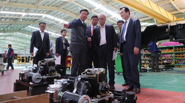 문성현 경제사회노동위원회 위원장은 5월 21일 함양일반산업단지 내 전기버스생산업체인 에디슨 모터스를 방문했다.