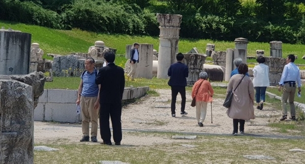 21일 일본 구마모토현에서 온 스님들과 신도들이 독립기념관을 방문해 조선총독부 잔해를 둘러 보고 있다.