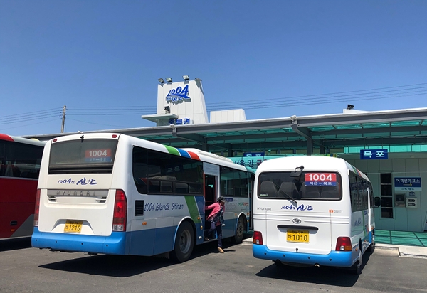 전남 신안군 암태도 남강여객선터미널에 있는 '중부권 환승센터'에서 서울과 광주 가는 버스와 바퀴를 나란히 하고 있는 신안군의 공영버스. 이곳에서 신안군 공영버스를 타면 안좌나 자은, 압해는 물론 목포까지 다녀올 수 있다.