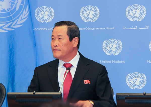김성 유엔주재 북한 대사가 21일(현지시간) 미국 뉴욕 유엔본부에서 기자회견을 하고 있다. 김 대사는 미국 정부의 북한 화물선 '와이즈 어니스트'(Wise Honest)호의 압류에 대해 "불법 무도한 행위"라면서 즉각 반환을 요구했다.