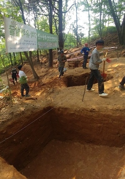 한국전쟁기민간인학살유해발굴공동조사단이 아산시 염치읍 백암리 민간인 희생자 유해발굴 현장에서 유해발굴을 하고 있다.