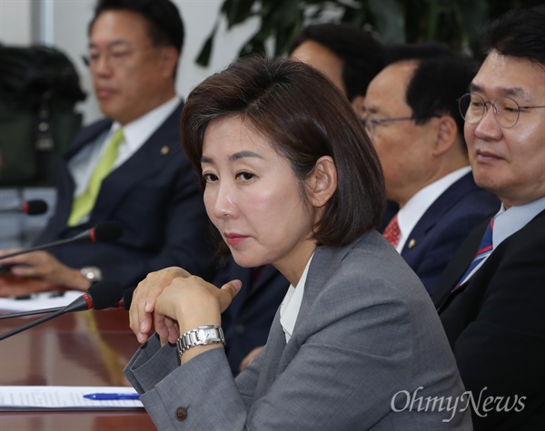 자유한국당 나경원 원내대표가 22일 오전 국회에서 열린 중진의원 연석회의에서 참석자들의 발언을 듣고 있다.
