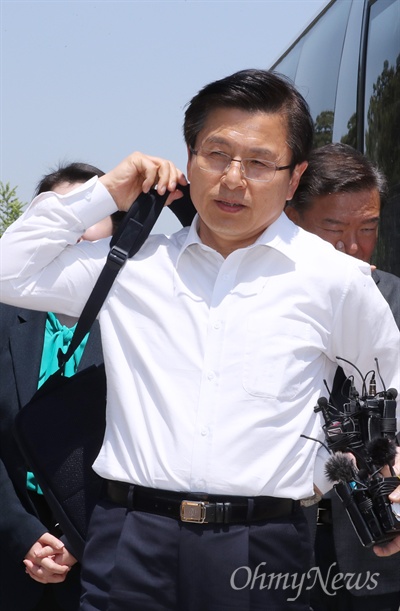 자유한국당 황교안 대표가 22일 오후 국회 본관 앞에서 출발하는 '민생투쟁 대장정' 버스에 탑승하기 앞서 배낭을 메고 있다. 