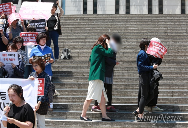 김학의 사건 피해자라고 밝힌 여성 2명이 기자회견에서 증언한 뒤 주최측의 안내를 받으며 퇴장하고 있다.
