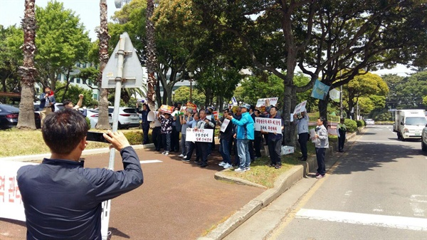 5월 22일. 제주도의회 앞에서 보전지역관리 조례개정안을 반대하는 사람들이 목소리를 높이고 있다. 