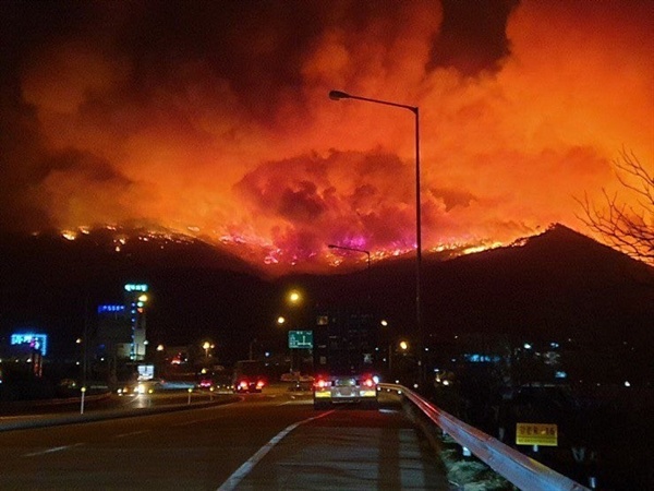 지난달 4~5일 강릉옥계에서 발생한 산불이 야산을 불태우고 있다.