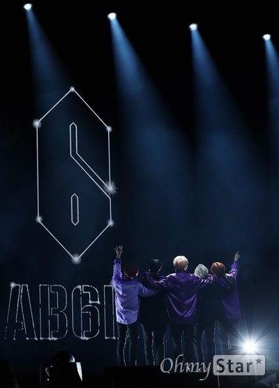 AB6IX, 별자리 박차고 나온 별들 AB6IX(에이비식스. 이대휘, 박우진, 임영민, 김동현, 전웅)가 22일 오후 서울 방이동 올림픽공원 올림픽홀에서 열린 첫 번째 미니앨범 < B:COMPLETE > 데뷔 쇼케이스에서 수록곡 '별자리(SHINING STARS)'를 선보이고 있다.  5명의 멤버와 팬덤으로 완전해지는 'ABSOLUTE SIX'와 초월적 결합을 의미하는 'ABOVE BRANDNEW SIX'의 약자인 AB6IX는 워너원의 박우진과 이대휘, MXM의 임영민과 김동현 그리고 뉴페이스 전웅으로 구성된 보이그룹이다.
 