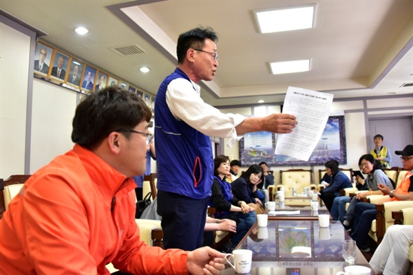 해운대구의회 의장실을 찾은 김재하 민주노총 부산본부장이 결의안을 비판하며 강하게 항의하고 있다.