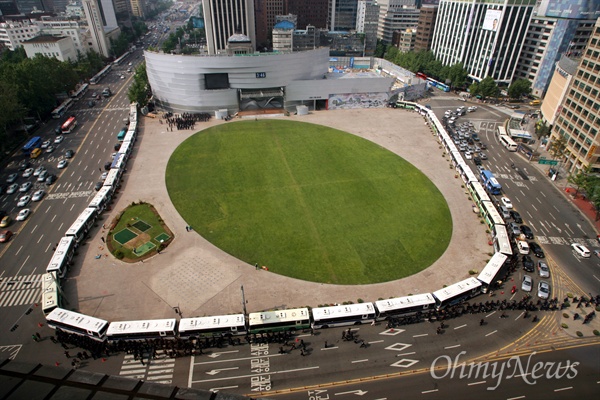 차벽으로 둘러싸인 서울광장 모습. 