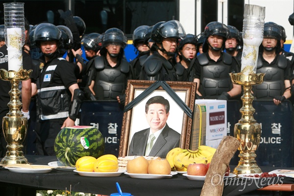2009년 5월 30일 오후 경찰에 의해 강제철거 된 노무현 대통령 시민분향소 주변에 진압경찰이 배치되어 있다. 