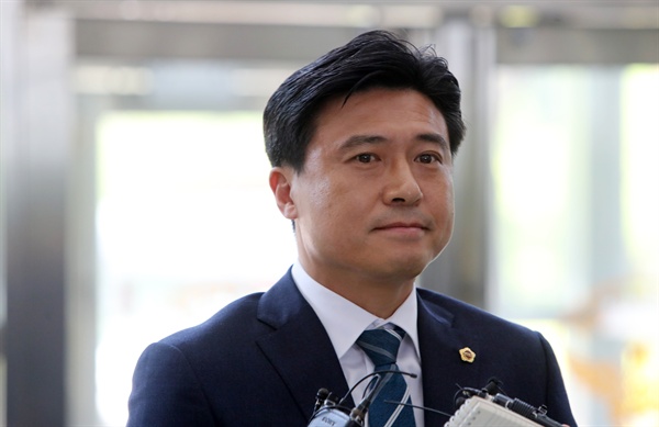 프로축구단 대전시티즌 선수 선발에 개입했다는 의혹을 받는 김종천 대전시의회 의장이 23일 오전 대전지방경찰청으로 들어가며 기자 질문을 받고 있다.