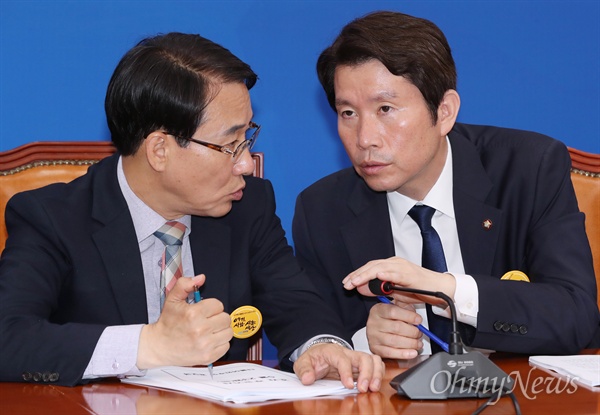 더불어민주당 이인영 원내대표와 이원욱 원내수석부대표가 23일 오전 국회에서 열린 정책조정회의에서 대화하고 있다. 