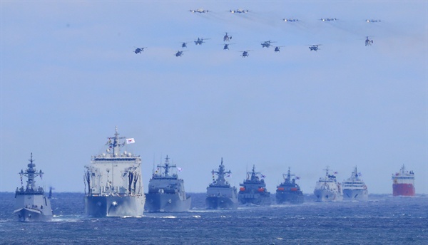 2018년 10월 11일 오후 서귀포시 강정동 제주해군기지 앞바다에서 대구함을 선두로 우리 해군 함정들과 P-3 해상초계기 등 항공기들이 대오를 맞춰 기동하고 있다. 2018.10.11