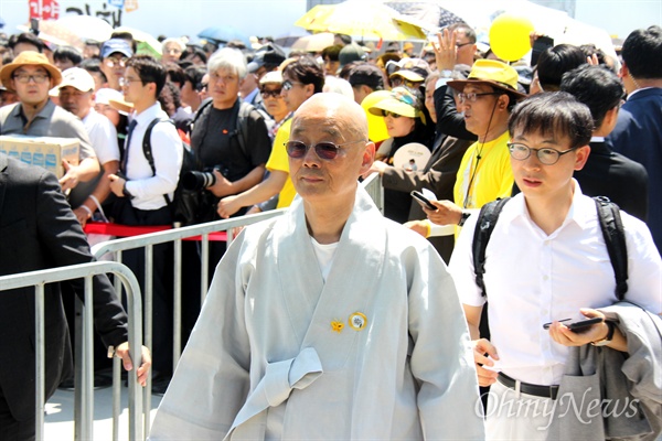 명진 스님이 23일 오후 봉하마을에서 열린 고 노무현 대통령 추도식에 참석하며 입장하고 있다.