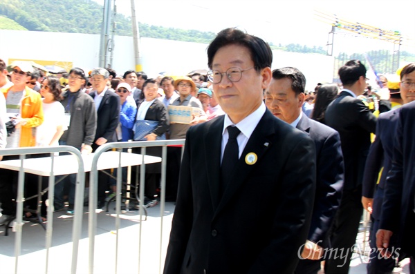 이재명 경기지사가 23일 오후 봉하마을에서 열린 고 노무현 대통령 추도식에 참석하며 입장하고 있다.