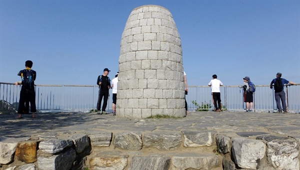  조선시대 봉수대가 있을 정도로 전망좋은 산.  