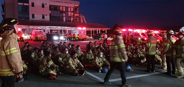 23일 강릉과학산업단지에서 발생한 수소탱크 폭발 사고 현장에서 소방 구조대원들이 대기하고 있다.