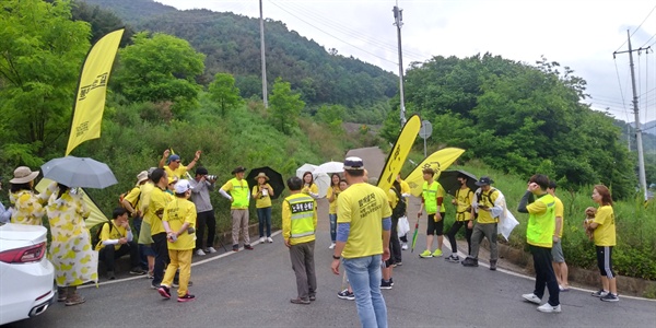 어느 길을 갈 것인지 길을 정한다. 하지만 2킬로미터를 지났을까. 잘못 들어선 길임을 알고 모두가 박장대소한다. 