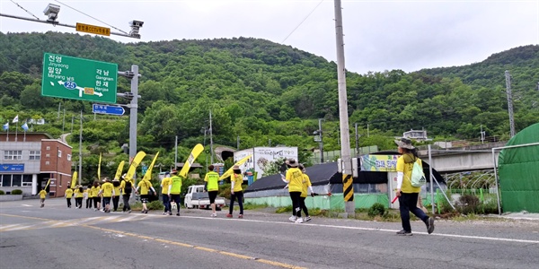  밀양, 진영 이정표가 보인다