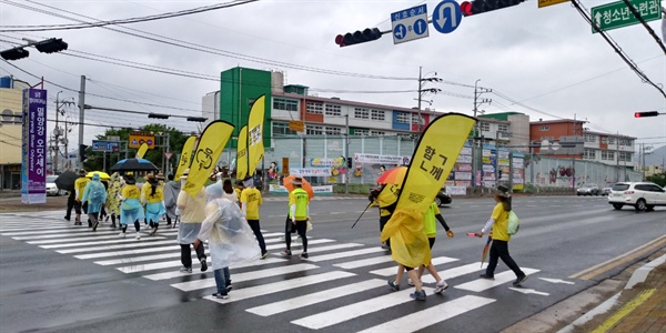 밀양시내에 들었다. 갑자기 비가 더 무겁게 내린다. 